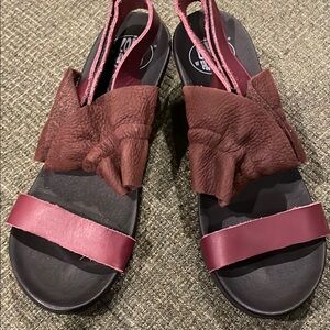 Loints of Holland Women's Burgundy Sandals (sz 8)